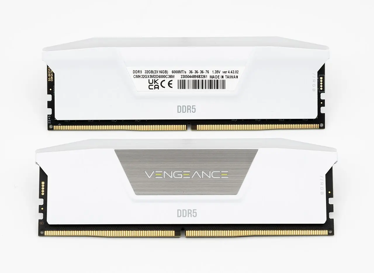 Corsair Vengeance RGB DDR5 32GB (2x16GB) 6000 MHz bela